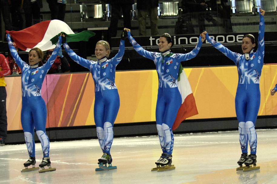 Marta Capurso, Arianna Fontana, Mara Zini, e Katia Zini esultano, per la conquista del bronzo nella staffetta femminile di short track (LaPresse)